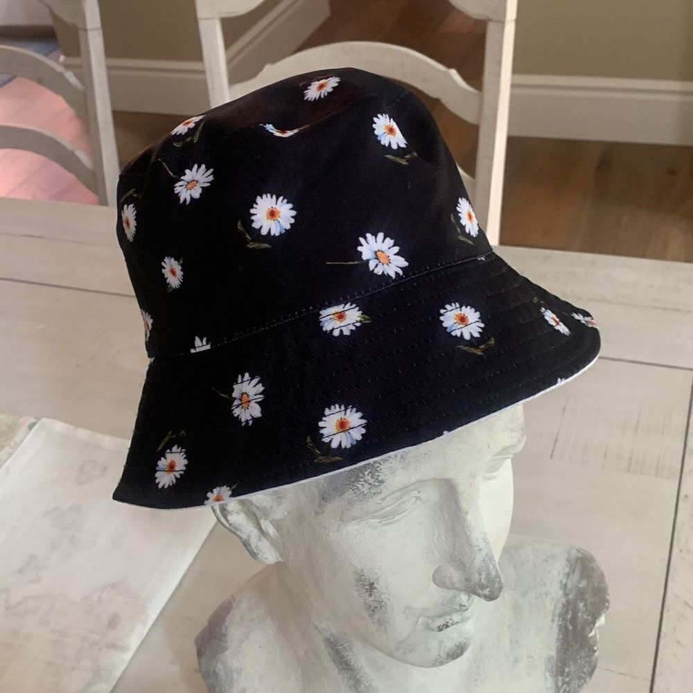 Reversible Daisy Bucket Hat NWOT